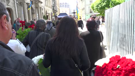 Ukrainian-Army-Soldiers-Carry-The-Coffin-Of-A-Fallen-Soldier-To-A-Hearse-In-A-Funeral-Procession-On-The-Streets-Of-Lviv,-Ukraine