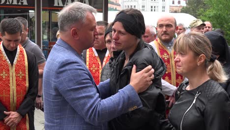 Familiares-Angustiados-De-Un-Soldado-Caído-Lloran-En-Un-Cortejo-Fúnebre-En-Las-Calles-De-Lviv,-Ucrania