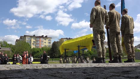 Se-Lleva-A-Cabo-Un-Funeral-Militar-En-Un-Cementerio-En-Lviv,-Ucrania