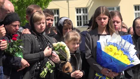 Una-Niña-Pequeña-Llora-A-Su-Padre-En-Un-Funeral-Militar-En-Lviv,-Ucrania