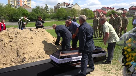 El-Ataúd-De-Un-Soldado-Ucraniano-Fallecido-Descansa-En-Una-Tumba-Abierta-En-Un-Cementerio-En-Lviv,-Ucrania