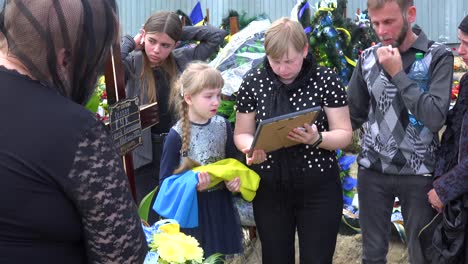 Una-Esposa-Y-Una-Hija-Se-Despiden-De-Su-Esposo-Y-Padre-Soldado-En-Su-Funeral-Durante-La-Guerra-En-Ucrania