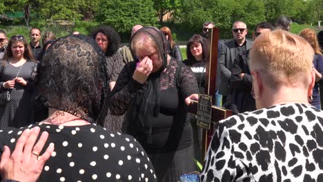 Una-Madre-Llora-En-La-Tumba-De-Su-Hijo-Durante-El-Funeral-De-Un-Soldado-Ucraniano-Durante-La-Guerra-En-Ucrania