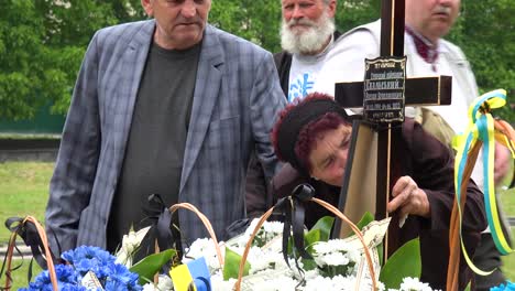 Una-Madre-O-Abuela-Ucraniana-Se-Despide-De-Su-Hijo-En-El-Funeral-De-Un-Soldado-Durante-La-Guerra-En-Ucrania