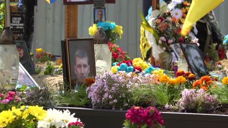 Las-Imágenes-De-Los-Soldados-Caídos-Adornan-Las-Tumbas-En-Un-Cementerio-Militar-En-Lviv,-Ucrania-Durante-La-Guerra-De-Ucrania