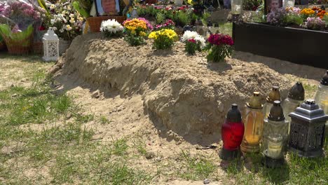 Frisch-Ausgehobenes-Grab-Eines-Gefallenen-Soldaten-Auf-Einem-Friedhof-In-Lemberg,-Ukraine