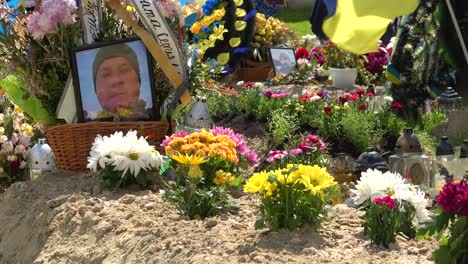 Die-Bilder-Gefallener-Soldaten-Schmücken-Gräber-Auf-Einem-Soldatenfriedhof-In-Lemberg,-Ukraine-Während-Des-Ukrainekrieges