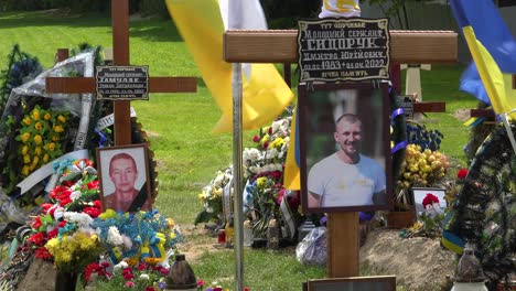 Die-Bilder-Gefallener-Soldaten-Schmücken-Gräber-Auf-Einem-Soldatenfriedhof-In-Lemberg,-Ukraine-Während-Des-Ukrainekrieges