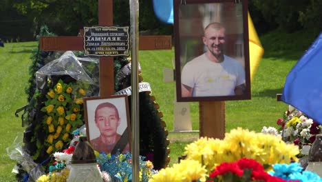 Las-Imágenes-De-Los-Soldados-Caídos-Adornan-Las-Tumbas-En-Un-Cementerio-Militar-En-Lviv,-Ucrania-Durante-La-Guerra-De-Ucrania