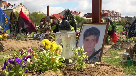 Las-Imágenes-De-Los-Soldados-Caídos-Adornan-Las-Tumbas-En-Un-Cementerio-Militar-En-Lviv,-Ucrania-Durante-La-Guerra-De-Ucrania