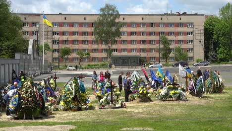 Un-Gran-Cementerio-De-Guerra-Urbano-Improvisado-En-Lviv-Ucrania-Está-Lleno-De-Tumbas-De-Soldados-Caídos-Recientemente-En-La-Guerra-De-Ucrania