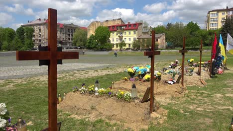 Frische-Gräber-Kürzlich-Verstorbener-Soldaten-Sind-Auf-Einem-Feld-In-Der-Nähe-Von-Lemberg,-Ukraine,-Zu-Sehen