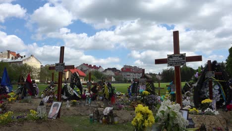 Tiro-De-Lapso-De-Tiempo-De-Nubes-Sobre-Un-Cementerio-Urbano-Improvisado-Con-Tumbas-De-Soldados-En-Lviv,-Ucrania