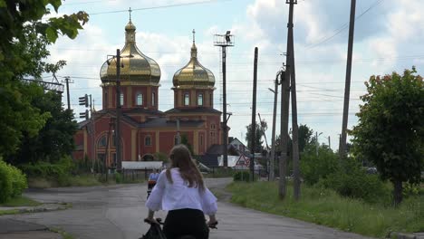 Eine-Ukrainisch-orthodoxe-Kirche-Entlang-Einer-Straße-Im-Ländlichen-Westen-Der-Ukraine