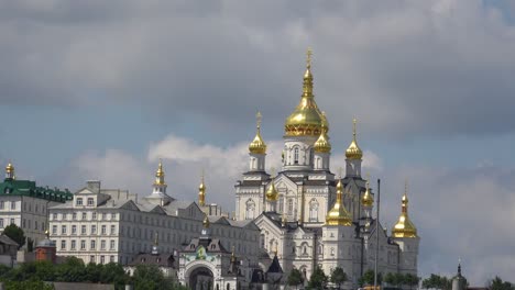 El-Hermoso-Monasterio-De-Pochaiv-Lavra-Santa-Dormición-En-El-Centro-De-Ucrania