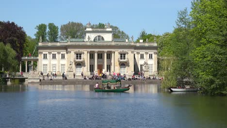 Establish-Beautiful-Mansion-Or-Palace-In-Lazienki-Park-The-Royal-Bath-In-Warsaw,-Poland