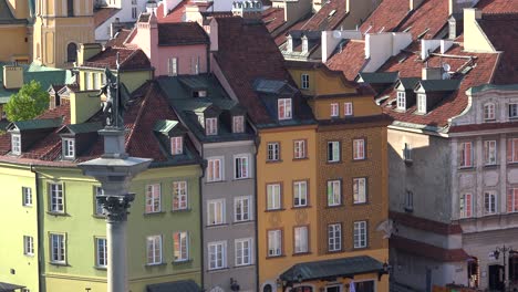 Good-Establishing-Shot-Of-The-Old-City-In-Warsaw,-Poland