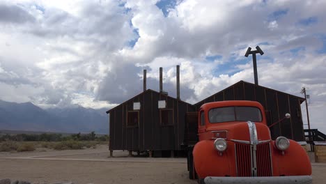 Kippen-Sie-Die-Überreste-Des-Japanischen-Umsiedlungslagers-Manzanar-In-Der-Sierra-Nevada,-Owens-Valley,-Kalifornien,-Nach-Unten