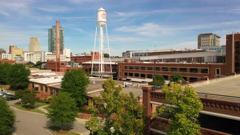 Antena-Ascendente-Del-Centro-De-Durham-Carolina-Del-Norte-Y-La-Torre-De-Agua-Lucky-Strike