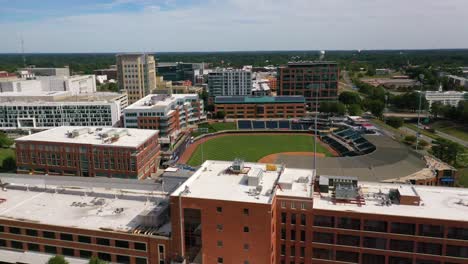 Toma-Panorámica-Del-Distrito-Del-Tabaco,-Durham-Incluye-El-Estadio-De-Béisbol-De-Los-Toros-De-Durham