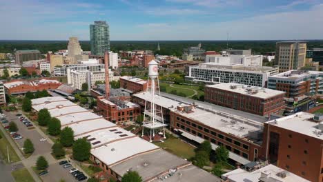 Schöne-Luftaufnahme-Der-Innenstadt-Von-Durham,-North-Carolina-Und-Des-Glückstreffer-Wasserturms