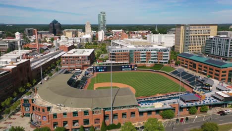 Antenne-Der-Innenstadt-Von-Durham,-North-Carolina-Und-Dem-Baseballstadion-Der-Durham-Bulls