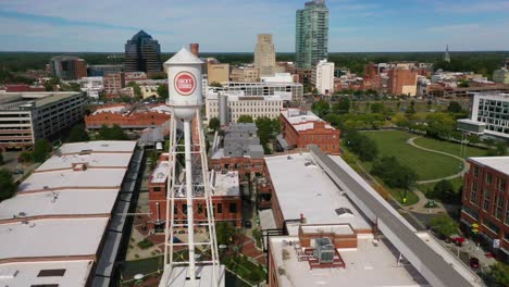 Hermosa-Antena-Del-Centro-De-Durham-Carolina-Del-Norte-Y-La-Torre-De-Agua-De-Lucky-Strike