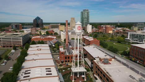 Hermosa-Antena-Del-Centro-De-Durham-Carolina-Del-Norte-Y-La-Torre-De-Agua-De-Lucky-Strike