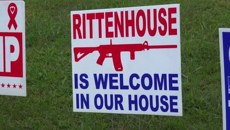 Das-Schild-„Anti-Gun-Control-Yard“-Bewirbt-Kyle-Rittenhouse-Mit-Einer-Illustration-Einer-Halbautomatischen-Waffe