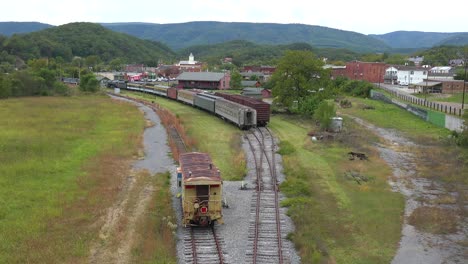 Ein-Verlassener-Bahnhof-Und-Verfallene-Züge-Prägen-Die-Kohlestadt-Clifton-Forge,-Virginia,-In-Den-Appalachen