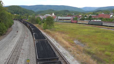 Un-Largo-Tren-De-Carbón-Retumba-A-Través-De-Virginia-Y-Virginia-Occidental,-Lo-Que-Sugiere-Ciudades-Americanas-De-Carbón