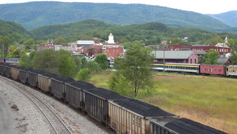 Un-Largo-Tren-De-Carbón-Retumba-A-Través-De-Virginia-Y-Virginia-Occidental,-Lo-Que-Sugiere-Ciudades-Americanas-De-Carbón