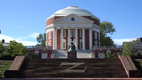 Establishing-Shot-Of-The-Rotunda-On-The-University-Of-Virginia-Campus,-Designed-And-Built-By-Thomas-Jefferson