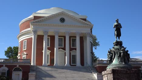 Toma-De-Establecimiento-De-La-Rotonda-En-El-Campus-De-La-Universidad-De-Virginia,-Diseñada-Y-Construida-Por-Thomas-Jefferson