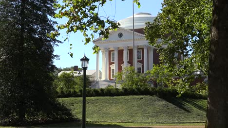 Establishing-Shot-Of-The-Rotunda-On-The-University-Of-Virginia-Campus,-Designed-And-Built-By-Thomas-Jefferson