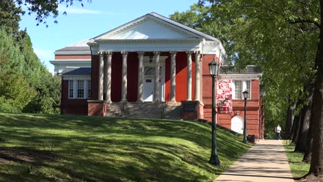 Toma-De-Establecimiento-De-Un-Edificio-Clásico-Del-Campus-De-La-Universidad-De-Virginia