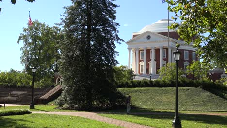 Toma-De-Establecimiento-De-La-Rotonda-En-El-Campus-De-La-Universidad-De-Virginia,-Diseñada-Y-Construida-Por-Thomas-Jefferson