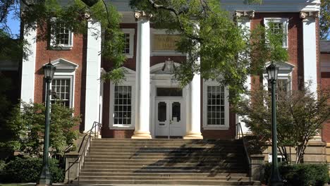 Toma-De-Establecimiento-De-Madison-Hall,-Un-Edificio-Clásico-Del-Campus-De-La-Universidad-De-Virginia