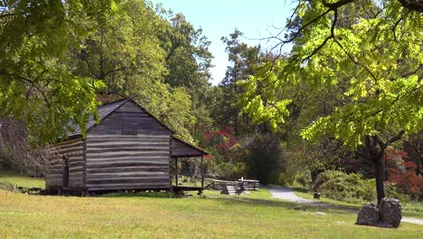 Antigua-Cabaña-Fronteriza-De-Colonos-De-Una-Habitación-En-El-Valle-De-Shenandoah,-Blue-Ridge-Parkway,-Montañas-Apalaches,-Virginia