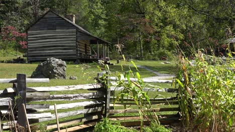 Old-One-Room-Settler-Pioneer-Frontier-Cabin-In-The-Shenandoah-Valley,-Blue-Ridge-Parkway,-Appalachian-Mountains,-Virginia