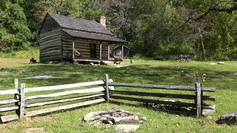 Antigua-Cabaña-Fronteriza-De-Colonos-De-Una-Habitación-En-El-Valle-De-Shenandoah,-Blue-Ridge-Parkway,-Montañas-Apalaches,-Virginia