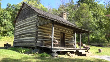 Alte-Siedler-Pionier-Grenzhütte-Mit-Einem-Zimmer-Im-Shenandoah-Valley,-Blue-Ridge-Parkway,-Appalachen,-Virginia