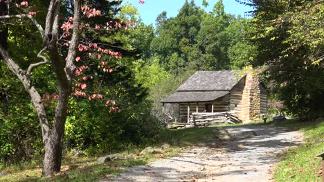 Antigua-Cabaña-Fronteriza-De-Colonos-De-Una-Habitación-En-El-Valle-De-Shenandoah,-Blue-Ridge-Parkway,-Montañas-Apalaches,-Virginia