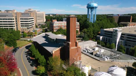 Aufsteigende-Antenne-über-Dem-Campus-Der-University-Of-North-Carolina-In-Chapel-Hill