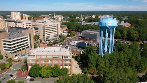 Buena-Antena-Sobre-El-Campus-De-La-Universidad-De-Carolina-Del-Norte-En-El-Centro-Médico-De-La-Colina-De-La-Capilla