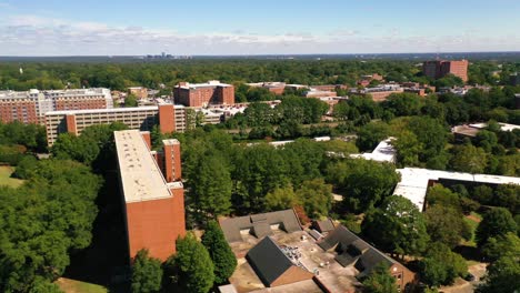 Buena-Antena-Sobre-El-Campus-De-La-Universidad-Estatal-De-Carolina-Del-Norte-En-Raleigh,-Carolina-Del-Norte