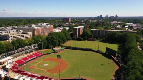 Gute-Antenne-über-Dem-Campus-Der-North-Carolina-State-University-In-Raleigh,-North-Carolina