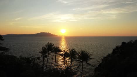 Ausgezeichnete-Luftaufnahme-Des-Sonnenuntergangs-Auf-Einer-Abgelegenen-Insel-In-Raja-Ampat,-Indonesien