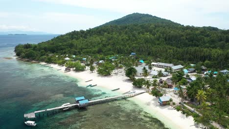 Ausgezeichnete-Luftaufnahme-Eines-Abgelegenen-Stranddorfes-In-Der-Nähe-Von-Raja-Ampat,-Indonesien