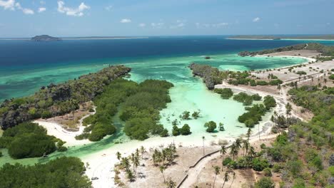 Excelente-Toma-Aérea-De-Una-Laguna-En-Las-Islas-Rote,-Indonesia